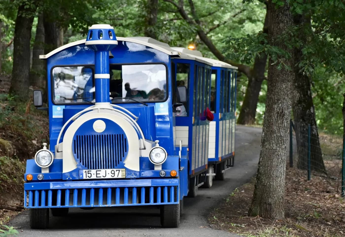 Le petit train Himalayan Express du Parc Animalier d’Auvergne, à quai, prêt à embarquer des visiteurs.